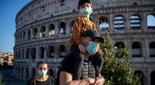 Asta-i bună! Cum sunt convinși italienii să stea în casă pe timpul pandemiei de coronavirus