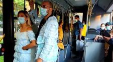 Cine sunt soții care au purtat costume din măști chirurgicale. Cum au reacționat oamenii când i-au văzut îmbrăcați așa