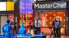 MasterChef, 7 octombrie. Surpriză de proporții pentru concurenți! Trupa Holograf a venit în platoul MasterChef și le-a pregătit un moment de-a dreptul special: „E trupa preferată a mamei!”