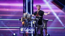 Românii au talent, 27 martie 2026. Fabricio Alva Delgado, artistul din Peru nominalizat la Premiile Grammy, a deschis ediția cu un show electrizant. A cântat la tobe și a adus în platoul energia peruană: „E genul de moment care te scoate din boală”