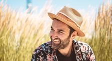 Imagine rară cu familia lui Smiley: artistul, alături de mama, tatăl și fratele său. Vezi cu cine seamănă cel mai tare