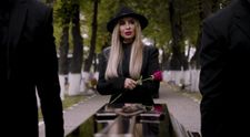 Anamaria Prodan, în doliu în cel mai recent clip al lui Theo Rose, ”Soarele meu”. Cum a fost filmată la cimitir