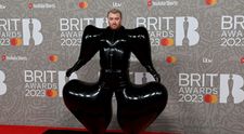 Sam Smith, cel mai urât costum al anului! Artistul, într-o ținută gonflabilă la Brit Awards