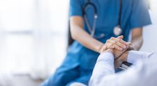 Ce văd oamenii înainte să moară. Dezvăluirile unui medic care a studiat 1000 de pacienți aflați în pragul decesului
