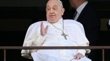 După 38 de zile de spitalizare, Papa Francisc a fost externat. El va avea nevoie de încă două luni de recuperare VIDEO