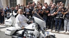 O motocicletă semnată de Papa Leon s-a vândut la licitație cu 130.000 de euro! Unde vor ajunge banii