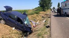 Un bărbat a murit la Adjud după ce a intrat cu mașina într-un cap de pod. Imagini șocante de la locul accidentului