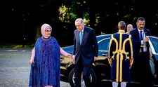 Recep Erdoğan, apariție rară alături de soție la Summitul NATO. Cine e Emine Erdoğan, Prima Doamnă tradiționalistă a Turciei care a lăudat, în trecut, haremul otoman