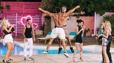 În primul episod Love Island România, concurenții au parte de party la piscină. Ce surpriză îi așteaptă