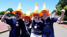De ce fanii scoțieni pun conuri de trafic pe statuile din Boston. “Tartan Army” a cucerit, pur și simplu, Statele Unite