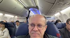 Ce a pus-o un milionar să facă pe femeia care stătea lângă el în avion! I-a oferit 100.000 de dolari, însă ea l-a refuzat