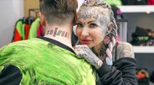 Regina tatuajelor din Polonia a fost cerută în căsătorie. Cum arată iubitul, cu 30 de ani mai tânăr decât ea