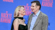 Au apărut deja problemele în paradis. Liam Neeson se teme că Pamela Anderson nu îl iubește la fel