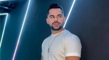 Un cântăreț pop din Albania a murit, pe neașteptate, în brațele soției lui. Cuplul era în Italia, pentru a căuta un tratament pentru fiul lor cel mic