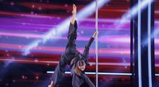 Românii au talent, 27 martie 2026. Agnese Bresaola, dublă campioană mondială la pole dance, aplaudată în picioare de Andra și Carmen Tănase. A inventat o mișcare care îi poartă numele, intrând în istorie: „E în premieră așa ceva”