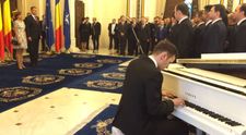 Tanarul care a cantat imnul in gara din Amsterdam a interpretat din nou 