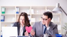 Trendurile amoroase pentru anul 2026! ”Menage-ul a trois digital” și aventurile romantice la birou