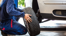 Ce i-a răspuns RAR unui șofer care a întrebat dacă e ‘obligat’ să-și pună anvelope de iarnă la BMW
