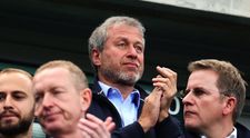 Roman Abramovich a început să ceară bani împrumut de la prieteni pentru a-și plăti angajații
