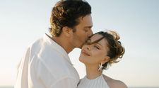 Unul dintre cele mai frumoase cupluri din showbizul turcesc a anunțat că așteaptă primul lor copil. Feyyaz Serifoglu și Merve Dinçkol, ședință foto spectaculoasă pe malul mării