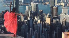 A devenit celebra cu un hobby riscant: selfie-urile la inaltime. Tanara care se fotografiaza in ipostaze imposibile 