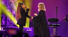 O artistă în vogă, invitată-surpriză în concertul Barbrei Streisand. Ce piesă au cântat împreună