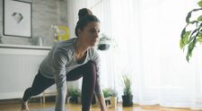 Învață să faci mișcare fără să mergi la sală.  Iată 5 exerciții simple pe care le poți încerca 