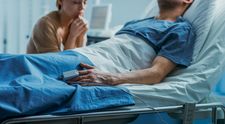 Motivul șocant pentru care un bărbat a înghițit zeci de linguri metalice și periuțe de dinți! Medicii s-au străduit ore în șir să i le scoată din stomac