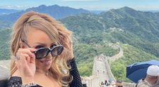 De abia se ține pe picioare! Mariah Carey, sprijinită de 2 bărbați ca să urce pe tocuri de 15 cm Marele Zid Chinezesc: "Cineva trebuia să mă avertizeze!"