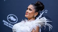 Salma Hayek, ca o lebădă grațioasă la Cannes 2026. Actrița a fost irezistibilă într-o rochie albă cu pene