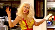 Christina Aguilera, sexy intr-o rochita minuscula, sclipitoare. A slabit enorm si isi etaleaza cu mandrie noua silueta