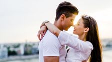 Barbatii isi doresc, in secret, sa te vada facand asta. Gesturi care ii dau gata