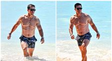 Are 54 de ani, dar tineri de 20 visează să arate ca el! Mark Wahlberg, surprins la plajă: cum arată programul draconic cu antrenamente la 3 dimineața prin care se menține în formă