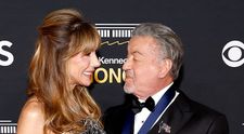 Au trecut prin momente dificile și chiar despărțiri, dar relația lor rezistă de 27 de ani! Sylvester Stallone, apariție în baston alături de soția sa