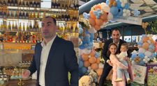 Ce soră frumoasă și elegantă are Pescobar! Apariție rară la ziua nepoțelului său: „Familia mea minunată”