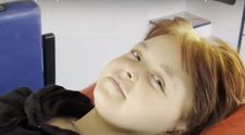 O fată din Ucraina, împușcată, a condus 30 km pe un drum minat pentru a salva doi bărbați - VIDEO