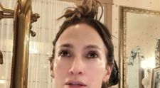 Fără machiaj, cu părul prins neglijent și cu urme de rimel „curs”. J Lo s-a filmat în cadă și a postat imaginile pe net