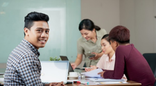 (P) 4 domenii de activitate în care companiile folosesc cu succes personal străin