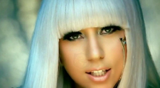 Lady Gaga, goala-pusca si legata la ochi intr-un clip. Cantareata renunta la inhibitii si apare in cele mai bizare ipostaze de pana acum