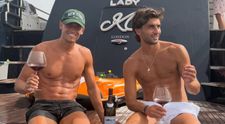 Ferran Torres și Marcos Llorente, surprinși de paparazzi în ipostaze tandre pe un iaht din Ibiza, după câștigarea Campionatului Mondial. Imaginile au stârnit controverse în rândul fanilor