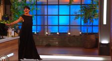 MasterChef, 11 noiembrie 2025. Concurenții află cu entuziasm cine este invitatul surpriză care i-a urmărit din umbră și care îi jurizează alături de Chefi! Unii însă nu înțeleg legătura cu parizerul