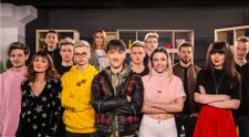 Serialul fenomen ”Viața bate vlogul” revine cu un nou sezon pe protvplus.ro. Cine cântă piesa de generic