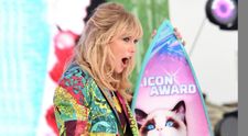 Taylor Swift i-a făcut cadou 5.000 de dolari unei admiratoare. Cum a reacționat tânăra de 20 de ani