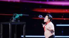 Românii au talent, 23 ianuarie 2026. Wes-P i-a făcut „botezul” lui Carmen Tănase cu un moment atipic. A revenit pe aceeași scenă, la șase ani de la prima audiție, și a făcut spectacol total: „Ești nebun. Tu înțelegi ce spun?”