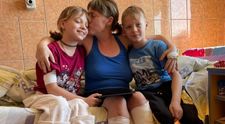 Un băiețel de 11 ani are grijă de mama și sora lui, grav rănite în atacul de la Kramatorsk