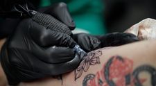 Riscurile la care te expui cand îți faci tatuaje! Medicii avertizează că ar putea cauza cancer: „Probabilitatea de a te îmbolnăvi depășește 60%”. Ce conține, de fapt, cerneala