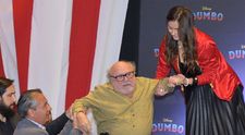 VIDEO Danny de Vito a căzut pe scenă la un eveniment de promovare a celui mai nou film în care joacă