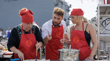 Tensiunea atinge cote maxime între concurenții Masterchef! ”Nu am înțeles atitudinea lui Bontea, care parcă avea un șorț albastru pe el”. De ce au aruncat ciorba lui Mitrea. ”Au deșertat-o pe jos”
