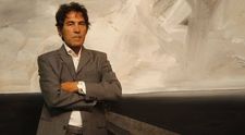 El e artistul care a vândut prima sculptură invizibilă: „Golul nu e decât un spațiu plin de energie”