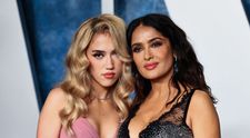 Cum arată Salma Hayek în costum de baie la 57 de ani! Fiica Valentina a pozat-o pe plajă: „Una dintre cele mai frumoase femei din lume”